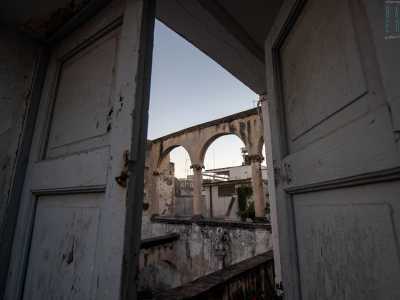 E mentre il sole va volgendo al tramonto colorando gli archi di rosa, ci sembra quasi di sentire l�eco dei canti dei monaci greci, che in questo luogo leggendario pregavano pi� di mille anni fa